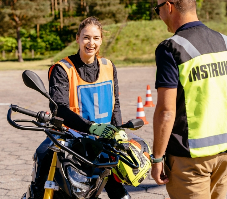 Uśmiechnięta kobieta na&nbsp;motorze